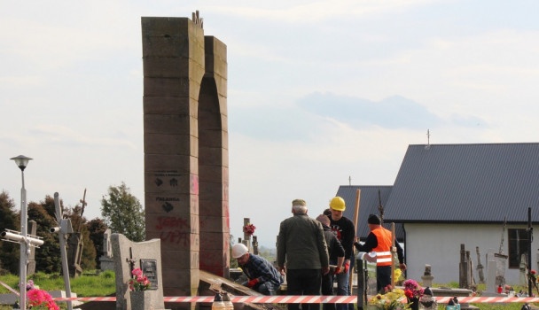  Польские националисты разгромили памятник воинам УПА