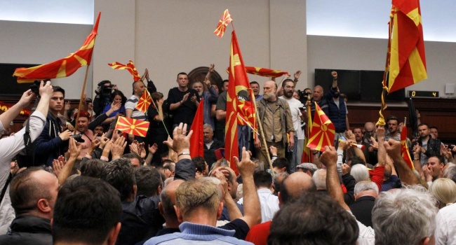 У Македонії захопили парламент країни