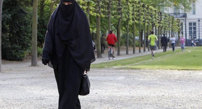 У Бундестазі прийняли рішення про заборону носіння на роботі хіджабу і нікабу 