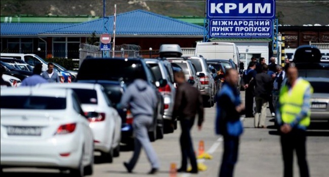 Блогер: в Украине много тех, которые едут в Крым «к родственникам», «к друзьям», «у них там квартира, надо проверить»