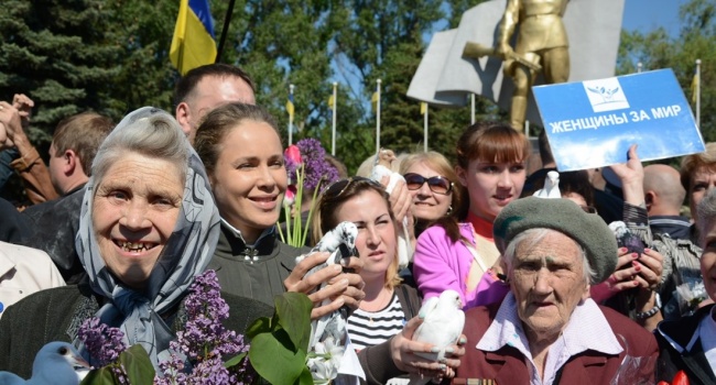 Блогер: украинские лохи 72 года верят в победу, фронтовые сто грамм и пилотки на головах подставных ветеранов