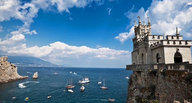 Идут на рекорд: в сети потроллили новости о росте туристического потока в Крыму