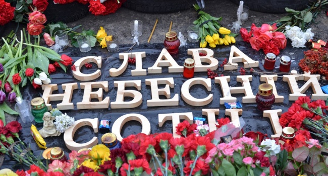 Неизвестные надругались над памятником Героям Небесной сотни в Киеве