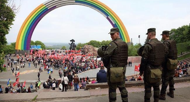 Блогер: Арка Дружбы народов – символ ЛГБТ в вышиванке и символ реформ по-украински Блогер: Арка Дружбы народов – символ ЛГБТ в вышиванке и символ реформ по-украински