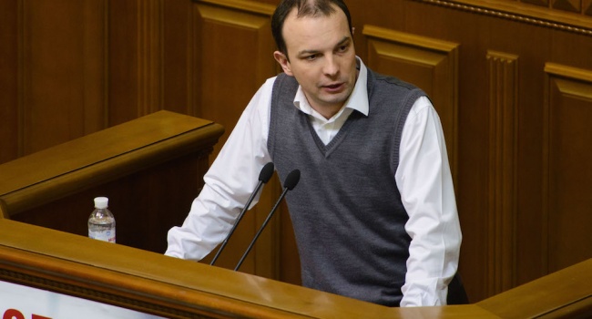 Эксперт: Соболев-Зимин пытается не столько помешать Луценко, сколько помочь Януковичу Эксперт: Соболев-Зимин пытается не столько помешать Луценко, сколько помочь Януковичу