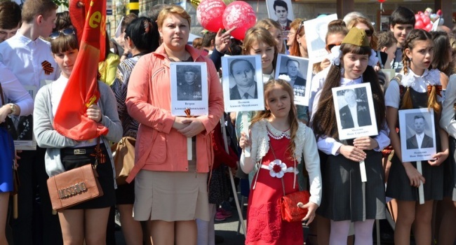 Блогер: после «Красномая» в Киеве уже собирается «Бессмертный полк» с портретами «дедов»