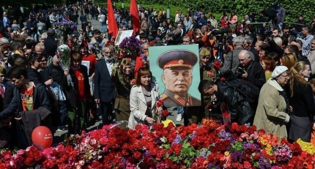 Цивилизованный мир отдает дань памяти тем, кто спас мир, а не победу усатого нелюдя, – блогер Цивилизованный мир отдает дань памяти тем, кто спас мир, а не победу усатого нелюдя, – блогер