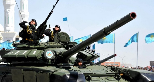 Мощнейшим военным парадом Нурсултан Назарбаев намекнул Путину, чтобы тот поубавил аппетит