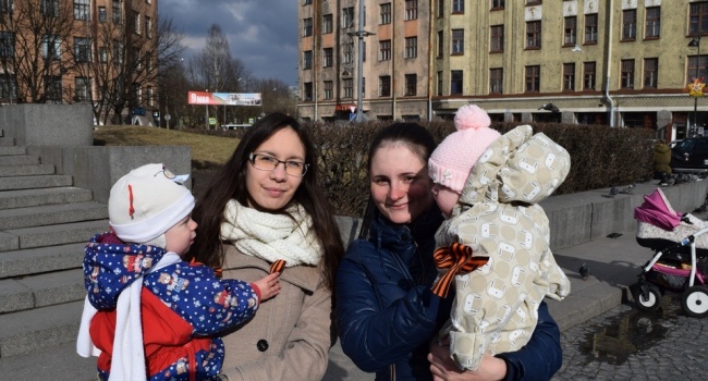 Верх цинізму, коли мама надягає на дитину пілотку, нишком пов'язує колорадську стрічку, а потім прикривається нащадком, – блогер Верх цинізму, коли мама надягає на дитину пілотку, нишком пов'язує колорадську стрічку, а потім прикривається нащадком, – блогер