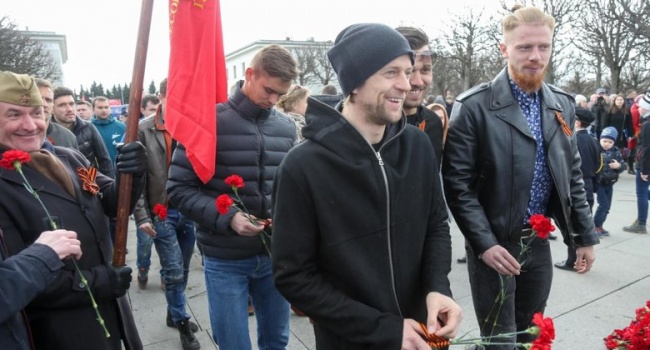 Экс-капитан украинской сборной Тимощук засветился с георгиевской лентой на параде Победы в Санкт-Петербурге