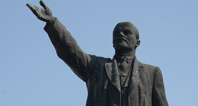 В Киеве нашли и демонтировали последний памятник Ленину