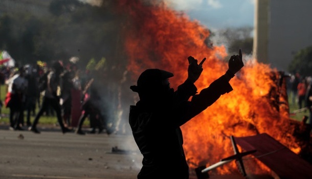 Массовые протесты в Бразилии: активисты подожгли здание министерства (видео)