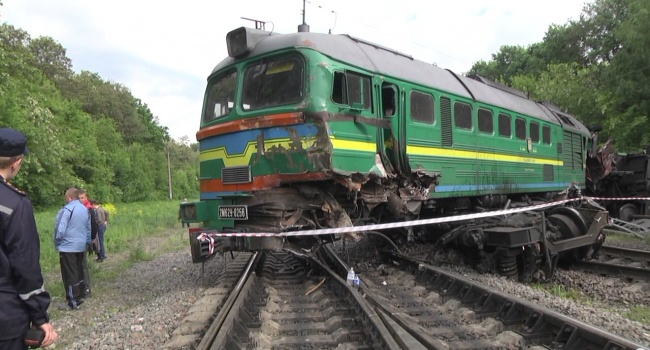 В «Укрзалізниці» назвали версії щодо зіткнення потягів в Хмельницькій області