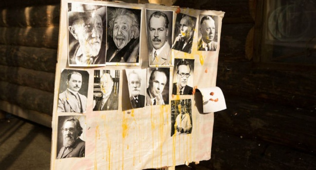 В России забросали яйцами портреты Эйнштейна и Вавилова