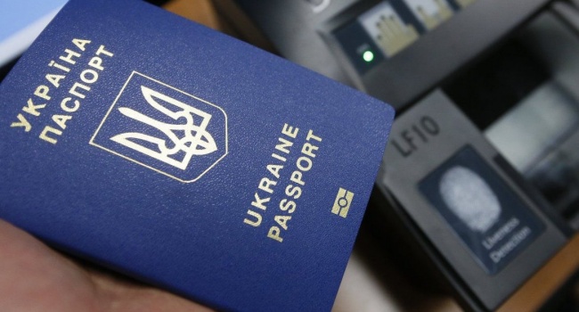 У Криму посередники активно заробляють на оформленні біометричних паспортів У Криму посередники активно заробляють на оформленні біометричних паспортів