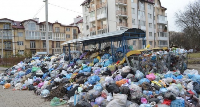 Во Львове мусорный протест: люди заблокировали улицы отходами 