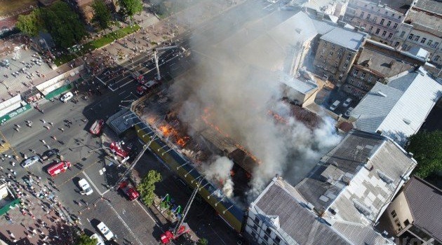 У КМДА та МВС різні версії щодо причин пожежі в центрі Києва
