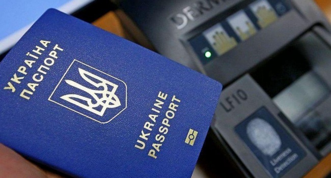 Половина українських громадян не мають намір оформляти біометричні паспорти 