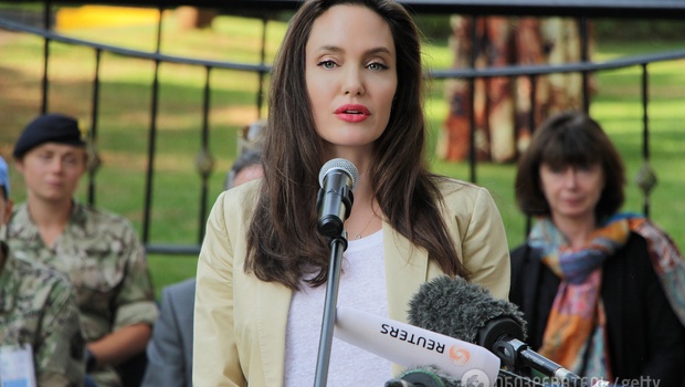 СМИ: Джоли увлеклась пластическими операциями
