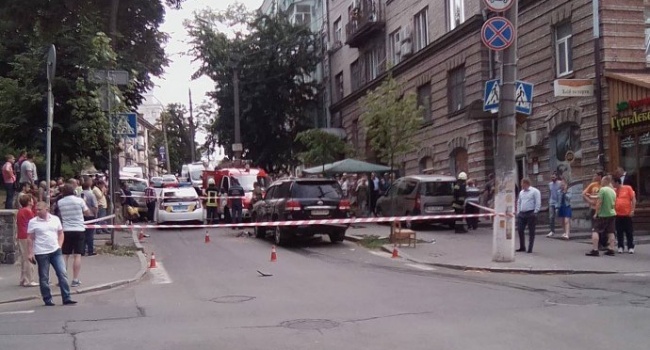 Внаслідок вибуху в центрі Києва було пошкоджено фасади будівель та автомобілі
