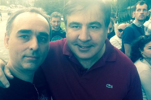 «Как все смертные, в порядке очереди», - Саакашвили поймали в момент получения биометрического паспорта