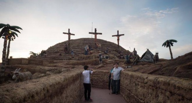 Мир сходит с ума: в Аргентине открыли библейский парк развлечений – с распятиями и терновыми венками