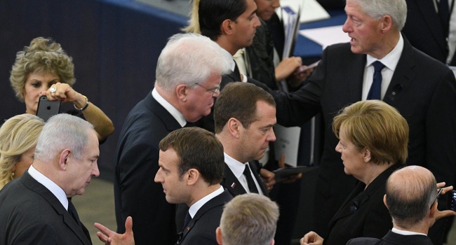 Блогер: во время прощания с Гельмутом Колем Медведев «потерялся»