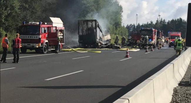 У Німеччині внаслідок зіткнення з фурою згорів автобус, 17 осіб зникли безвісті 