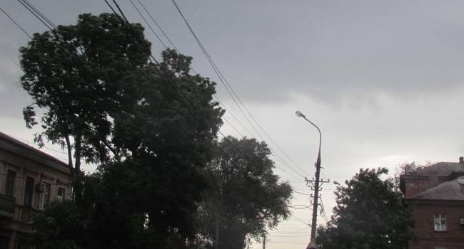 Негода в Маріуполі: шторм залишив без світла декілька вулиць