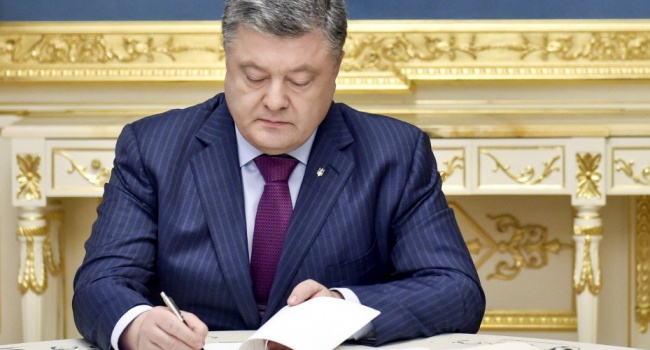 Порошенко підписав закон про зміну курсу України Порошенко підписав закон про зміну курсу України