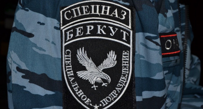 Учасник АТО в Бердичеві зірвав з колишнього беркутівця провокаційну футболку Учасник АТО в Бердичеві зірвав з колишнього беркутівця провокаційну футболку