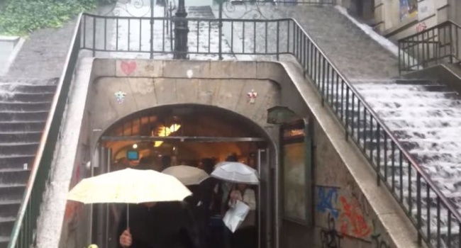 Французька столиця «поплила» - метро затоплене, дороги нагадують канали