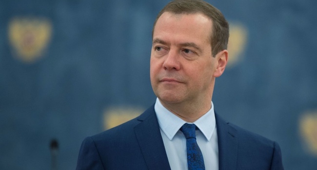 Медведев боится выезжать за пределы Москвы из-за скандального расследования Навального, - СМИ