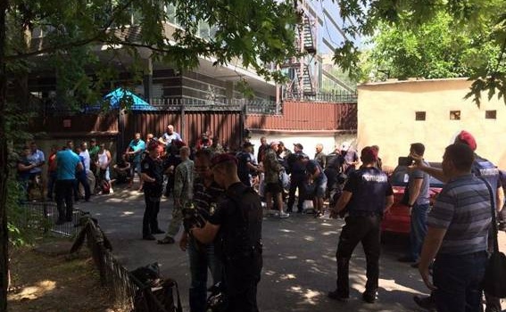 Біля будівлі ГПУ за гроші пікетували фальшиві учасники АТО Біля будівлі ГПУ за гроші пікетували фальшиві учасники АТО