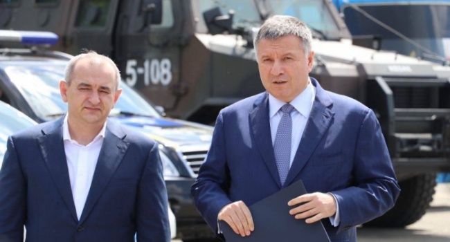 Журналист: если не будет посадок, то публика заскучает и спонсоры борьбы перестанут платить зарплату актерам Журналист: если не будет посадок, то публика заскучает и спонсоры борьбы перестанут платить зарплату актерам