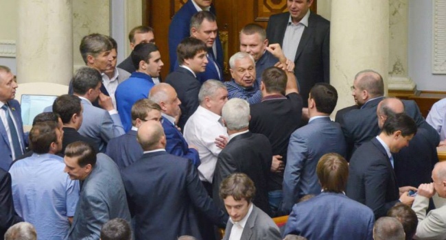 Депутаты перепутали парламент со студией ток-шоу, увлеклись популизмом настолько, что прощелкали реформы, – Фесенко