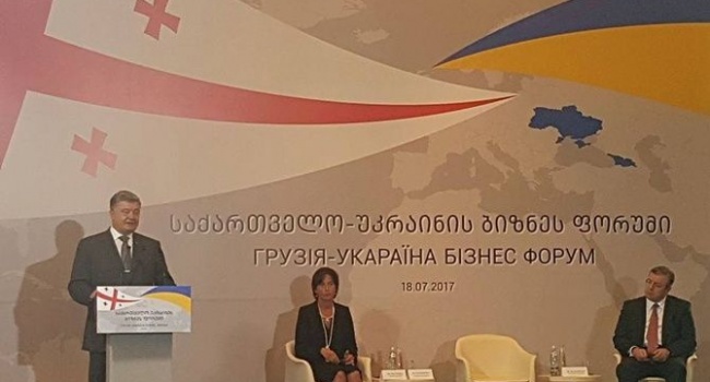 На бізнес-форумі у Грузії Порошенко виступив на фоні банеру з помилкою