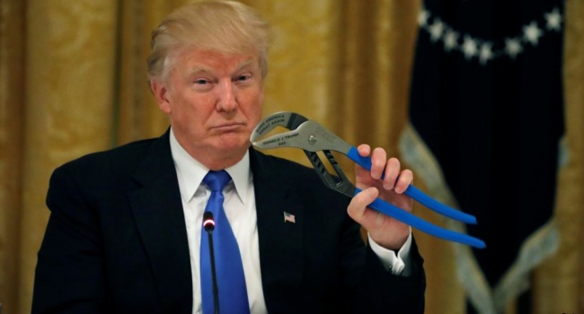 Найтяжчий вибір президента США: Трамп думає, який з чотирьох варіантів йому обрати Найтяжчий вибір президента США: Трамп думає, який з чотирьох варіантів йому обрати