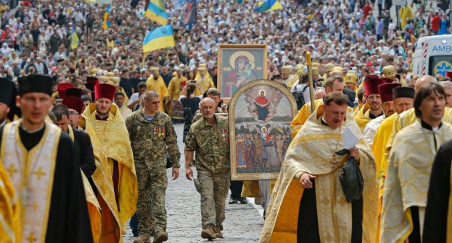 УПЦ КП позиционирует себя как церковь воюющей страны, то УПЦ МП апеллирует к примирению УПЦ КП позиционирует себя как церковь воюющей страны, то УПЦ МП апеллирует к примирению
