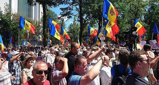 Тисячі людей вийшли на вулиці Молдови з вимогою про відставку президента Додона Тисячі людей вийшли на вулиці Молдови з вимогою про відставку президента Додона