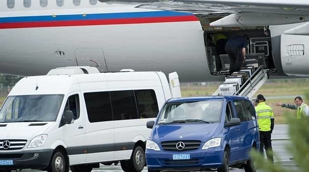 Путин привез в РФ из Финляндии несколько ящиков алкоголя Путин привез в РФ из Финляндии несколько ящиков алкоголя