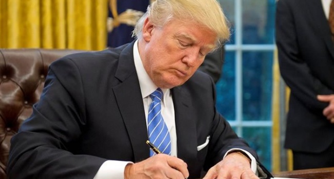 Трамп підписав закон про нові санкції проти РФ Трамп підписав закон про нові санкції проти РФ
