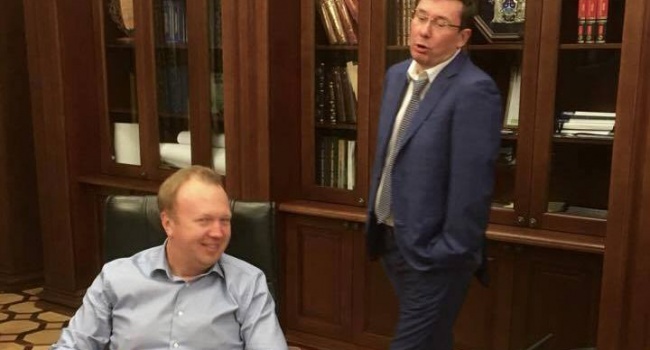 Блогер: представить Луценко с книгой – запросто, а Пшонку – разве что с золотым батоном Блогер: представить Луценко с книгой – запросто, а Пшонку – разве что с золотым батоном