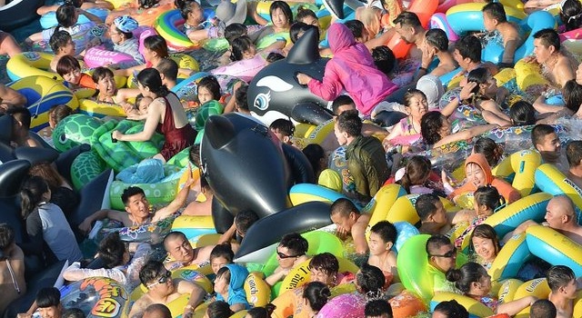 Как отдыхают китайцы: в сети появились забавные фото из аквапарка