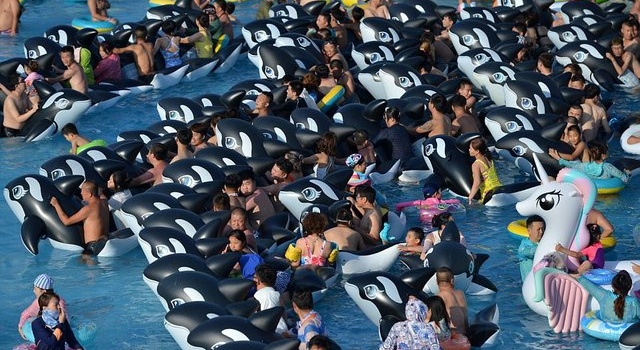 Как отдыхают китайцы: в сети появились забавные фото из аквапарка