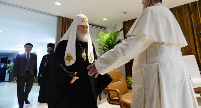 В Інтернеті порівняли ставлення до миру патріарха Кирила та Папи Римського 