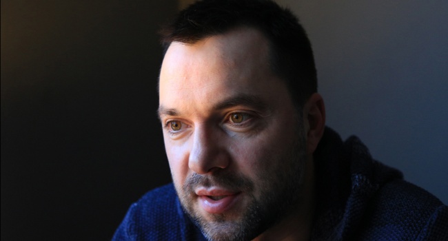 Алексей Арестович: разговоры о насильственной смене власти так и остаются разговорами, если у власти остаются олигархи Алексей Арестович: разговоры о насильственной смене власти так и остаются разговорами, если у власти остаются олигархи