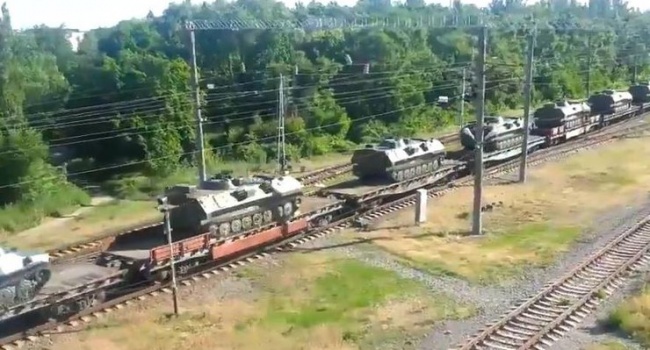 В России эшелоны военной техники скапливаются на станциях за полчаса езды до украинской границы В России эшелоны военной техники скапливаются на станциях за полчаса езды до украинской границы