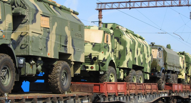 Журналіст: що робить російська броньована армада за місяць до початку навчань і за тисячу кілометрів від місця маневрів? Журналіст: що робить російська броньована армада за місяць до початку навчань і за тисячу кілометрів від місця маневрів?