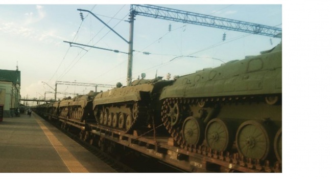 Воно заворушилось: журналіст показав, як Росією рухається небачена кількість військової техніки у бік України Воно заворушилось: журналіст показав, як Росією рухається небачена кількість військової техніки у бік України
